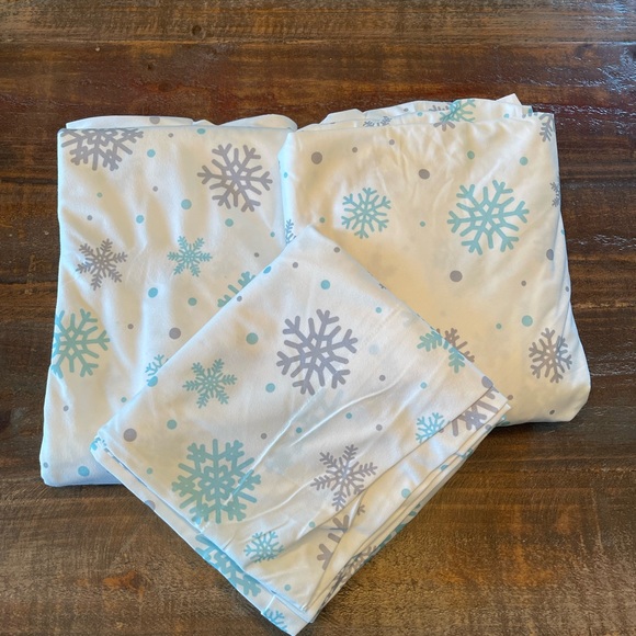 Snowflake Patterned Full size Sheets - Picture 3 of 3